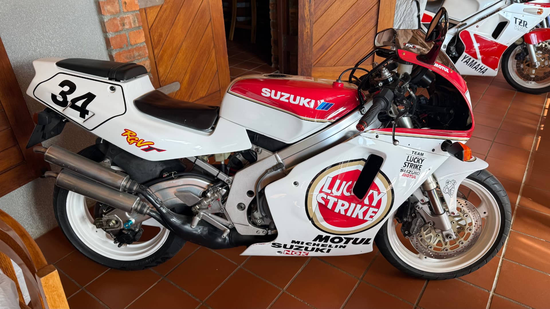 Suzuki RGV250 in Lucky Strike racing livery