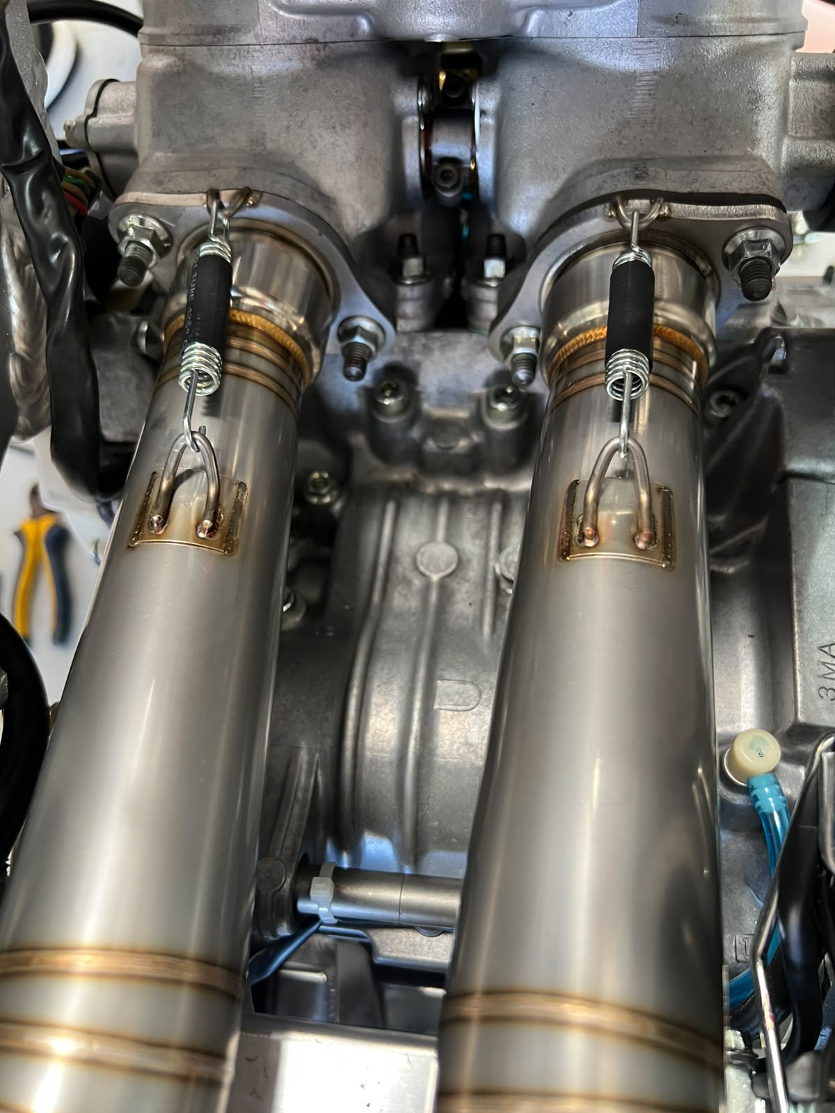 Expansion chamber exhausts mounted on a two-stroke engine